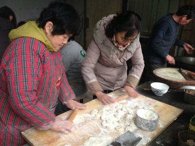 飼料顆粒機廠家吉姆克家人一起包餃子過暖暖冬至