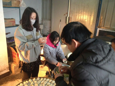 飼料顆粒機廠家吉姆克家人一起包餃子過暖暖冬至