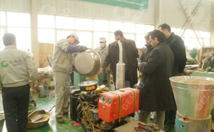 沙特客戶對吉姆克顆粒機進行試機操作